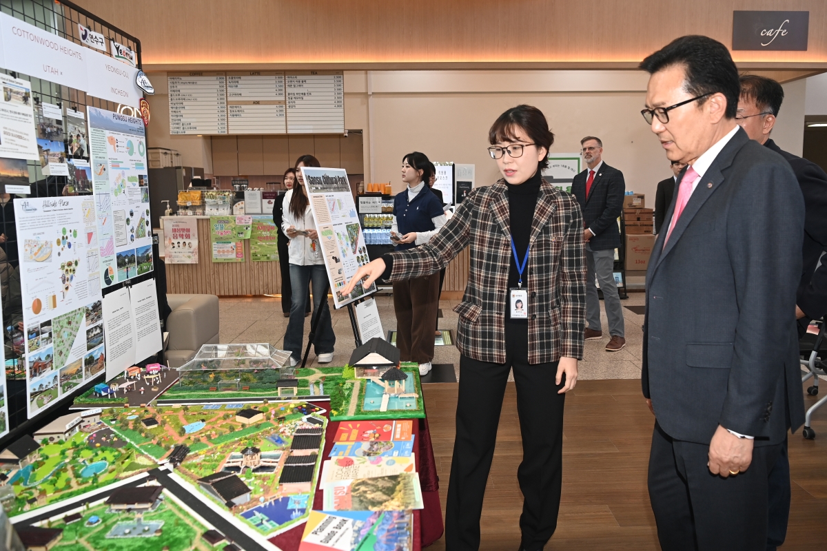 연수구는 23일 구청 1층 송죽원에서 유타대학교 아시아캠퍼스와 함께 도시계획 프로젝트 작품 전시회의 개막식을 개최했다.